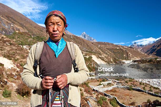 Nepalese Donna Con Collana Rosario - Fotografie stock e altre immagini di Adulto - Adulto, Ambientazione esterna, Ambiente