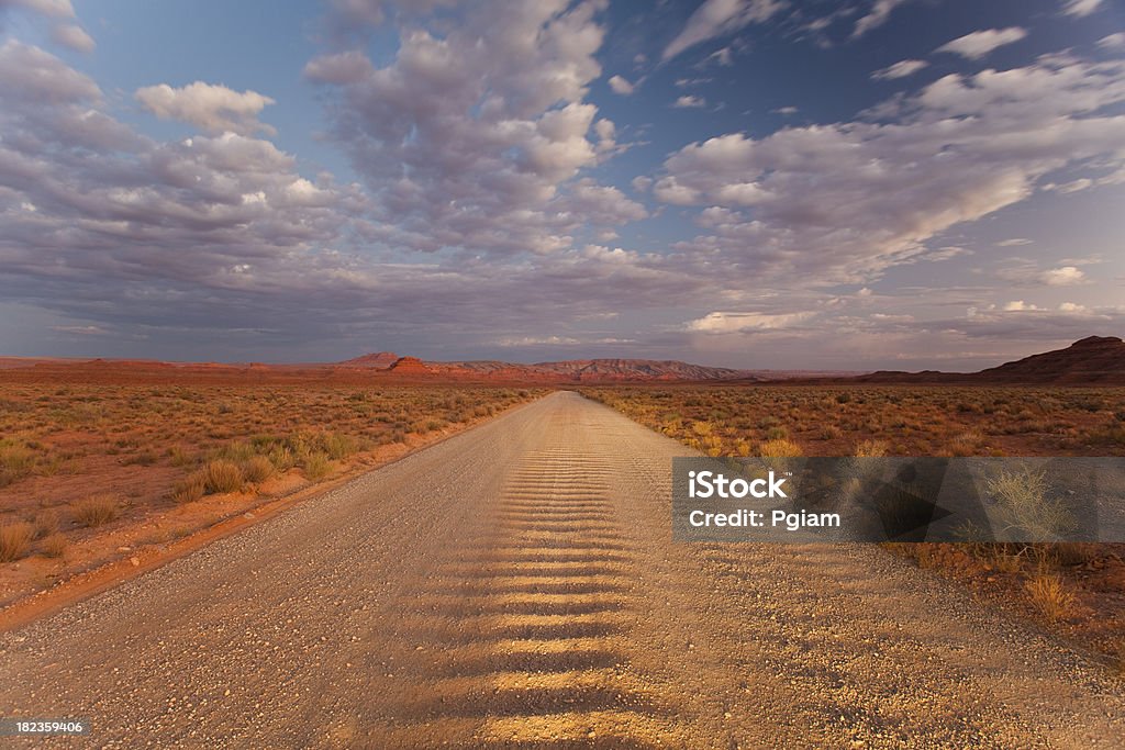 Einsame Straße bei Sonnenuntergang - Lizenzfrei Abenteuer Stock-Foto