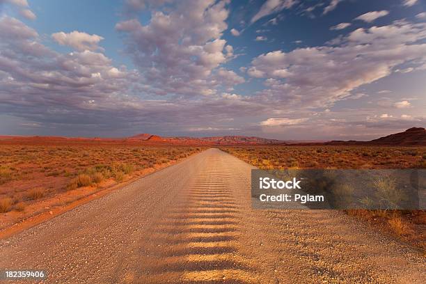 Photo libre de droit de Solitude Route Au Coucher Du Soleil banque d'images et plus d'images libres de droit de Arizona - Arizona, Aventure, Destination de voyage