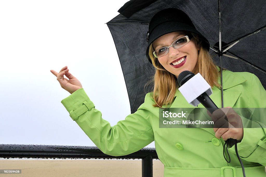 Sourires Weathergirl à éliminer les conditions météorologiques - Photo de Journaliste libre de droits