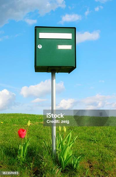 Postbox — стоковые фотографии и другие картинки Без людей - Без людей, В стиле минимализма, Вертикальный