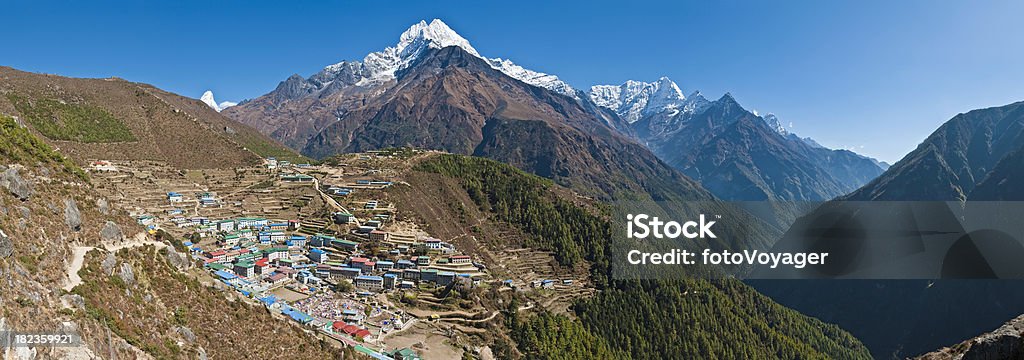 Bazar de Namche l'Himalaya au Népal Haut Sherpa village de panorama mountain valley - Photo de Ama Dablam libre de droits