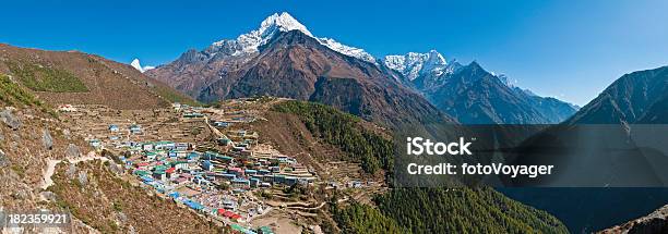Photo libre de droit de Bazar De Namche Lhimalaya Au Népal Haut Sherpa Village De Panorama Mountain Valley banque d'images et plus d'images libres de droit de Ama Dablam