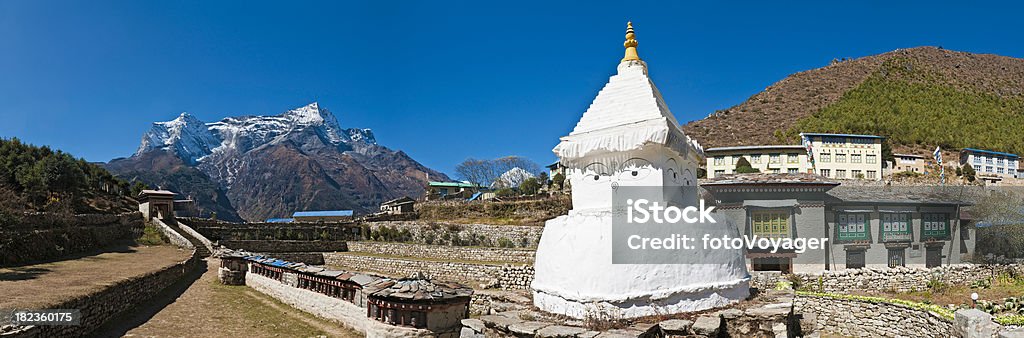 스투파 및 눈 덮인 산과 셰르파 타운명을 파노라마 Himalaya 네팔 - 로열티 프리 건물 외관 스톡 사진