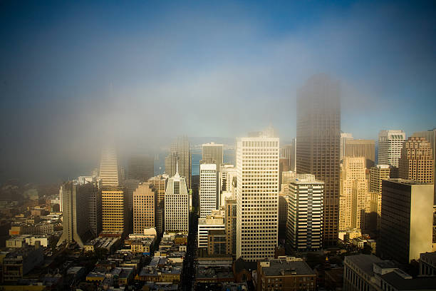 centro da cidade de san francisco, envolta em neblina - chinatown san francisco chinatown san francisco county cityscape - fotografias e filmes do acervo