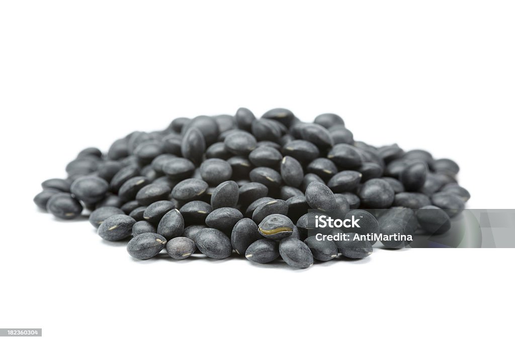 Lentilles noires isolé sur blanc - Photo de Aliment libre de droits
