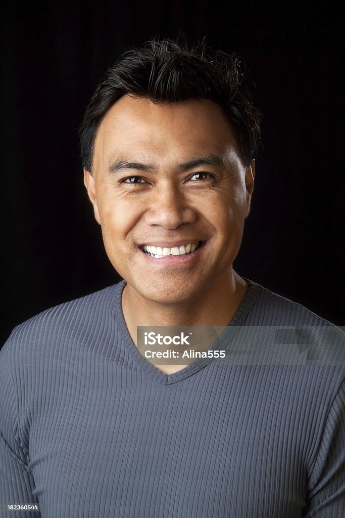 Retrato de um bonito do Homem em fundo preto - Royalty-free Povo Havaiano Foto de stock
