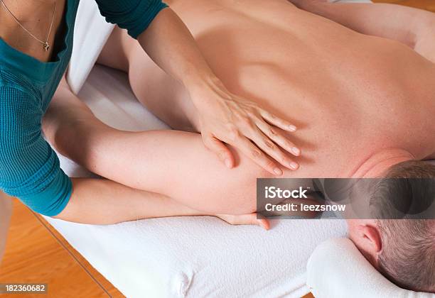 Foto de Massagem Nos Ombros e mais fotos de stock de Esporte - Esporte, Massagear, Fisioterapia