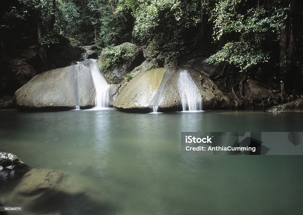 Rocas suaves cascadas frente al agua en Tailandia - Foto de stock de Agua libre de derechos