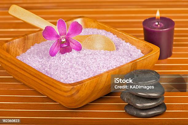 Lavendel Badesalze Stockfoto und mehr Bilder von Aromatherapie - Aromatherapie, Badesalz, Bambus - Material