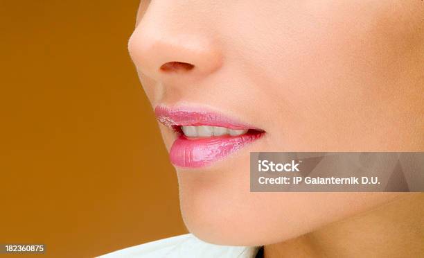 Labbra Rossetto - Fotografie stock e altre immagini di Adulto - Adulto, Allegro, Bagnato