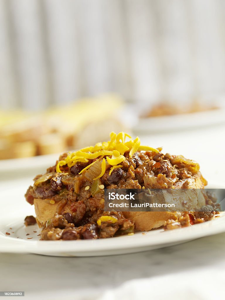 Chilli con fagioli e formaggio sul Pane tostato - Foto stock royalty-free di Bancone - Bar