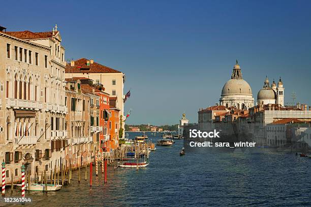 Photo libre de droit de Grand Canal À Venise Italie Au Coucher Du Soleil banque d'images et plus d'images libres de droit de Bleu - Bleu, Coucher de soleil, Transport nautique