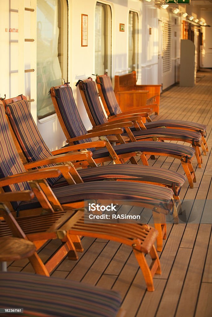 Chaises longues sur la terrasse au coucher du soleil - Photo de Navire de croisière libre de droits