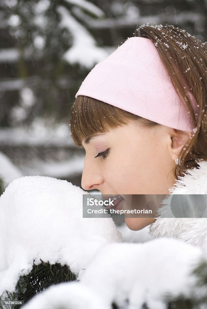 Dziewczyna Lizać śniegu Zbliżenie Portret - Zbiór zdjęć royalty-free (18-19 lat)