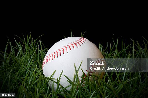 Béisbol En Hierba Foto de stock y más banco de imágenes de Aire libre - Aire libre, Color negro, Costura visible