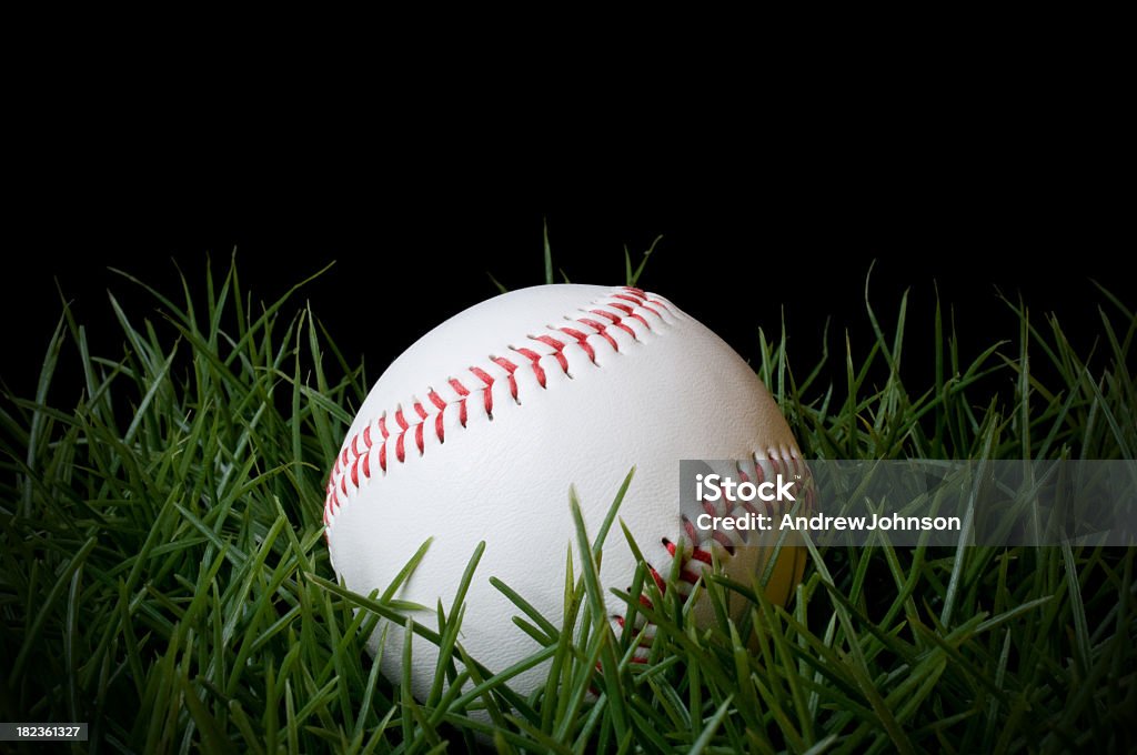 Baseball en herbe - Photo de Balle de baseball libre de droits