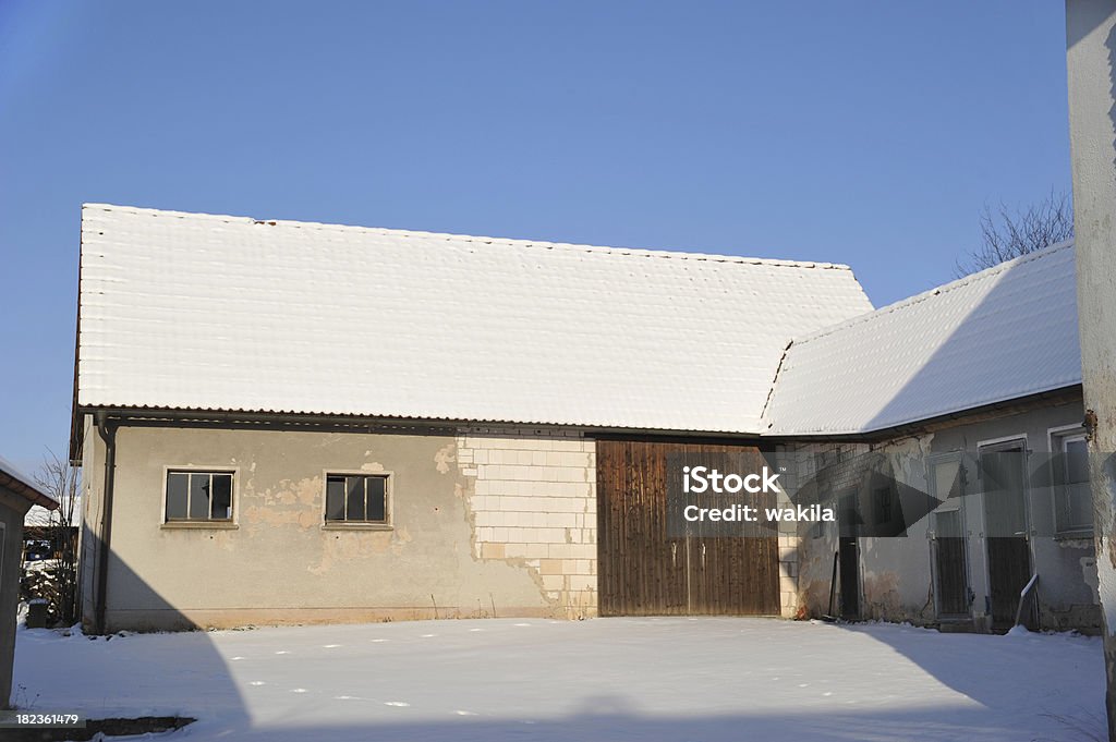 winter barn com céu azul - Foto de stock de Abrigo de Jardim royalty-free