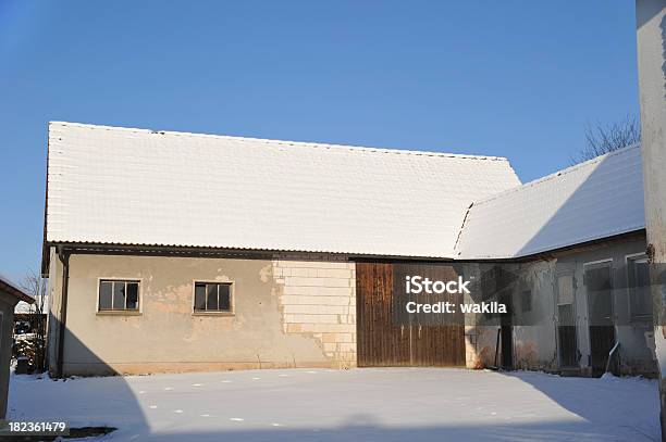 Foto de Winter Barn Com Céu Azul e mais fotos de stock de Abrigo de Jardim - Abrigo de Jardim, Agricultura, Celeiro