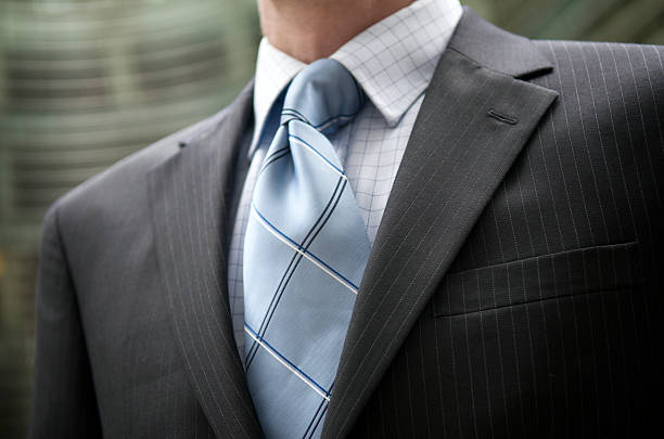 ビジネスマンのピンストライプスーツブルーの屋外;クローズアップ - necktie close up suit lapel ストックフォトと画像