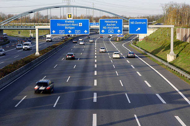 de l'autoroute et panneaux en hauteur. - neuss photos et images de collection