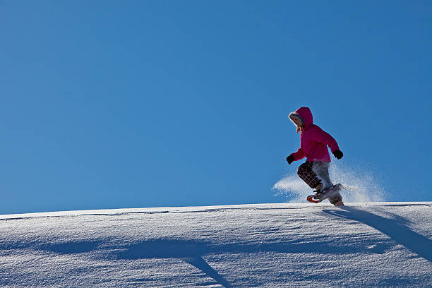 caminatas con raquetas para nieve - winter snowshoeing running snowshoe fotografías e imágenes de stock