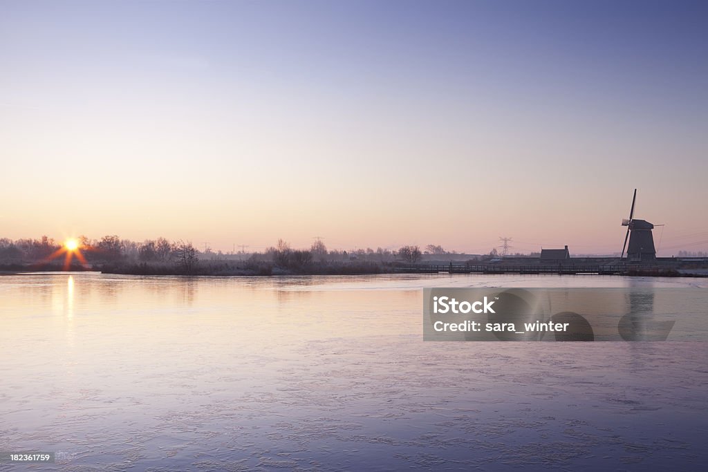 Moinho de Vento Tradicional na Holanda ao nascer do sol no Inverno - Royalty-free Países Baixos Foto de stock