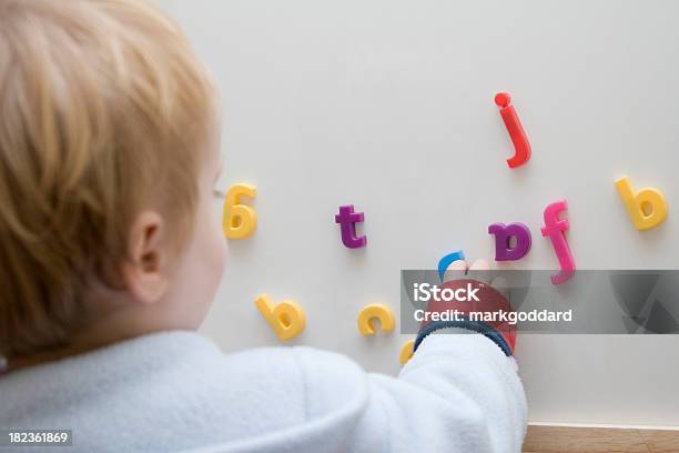 Foto de Criança Aprende A Ortografia e mais fotos de stock de Etnia caucasiana - Etnia caucasiana, O Alfabeto, Texto