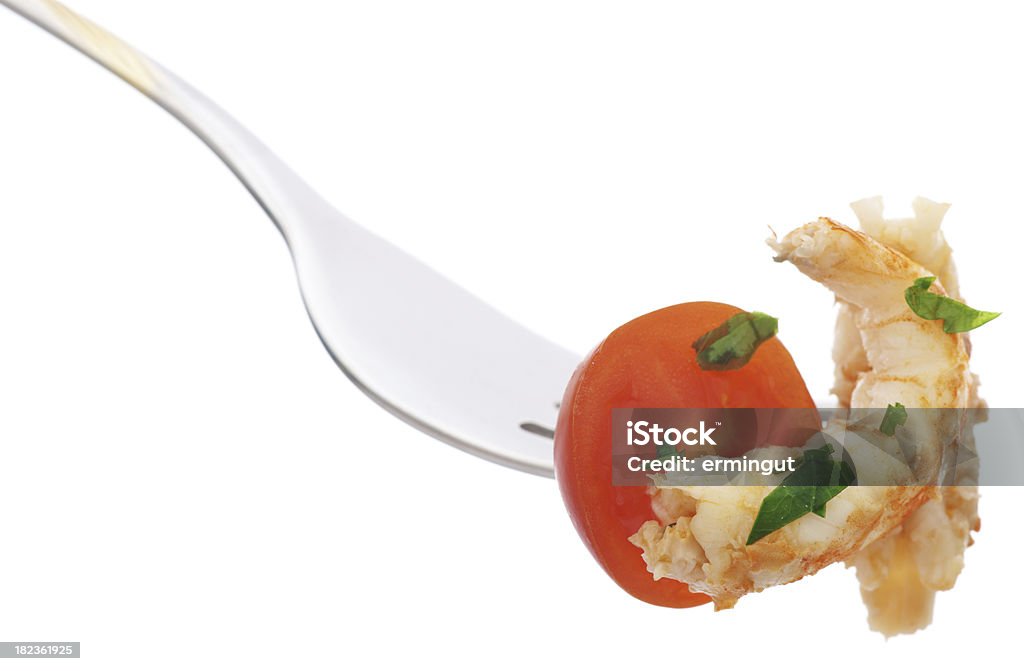 Gamberetti e prezzemolo con pomodoro sulla forcella isolato - Foto stock royalty-free di Alimentazione sana