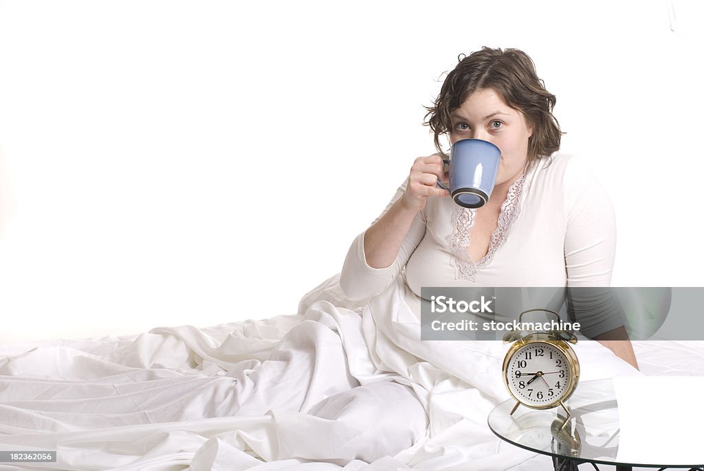 Boire du café au lit - Photo de 20-24 ans libre de droits