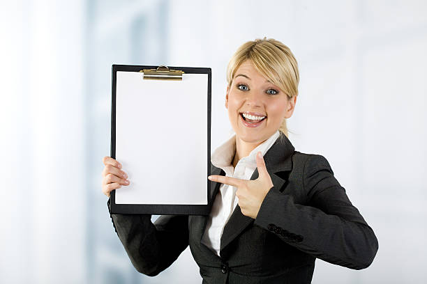 Femme d'affaires avec le presse-papiers vide - Photo