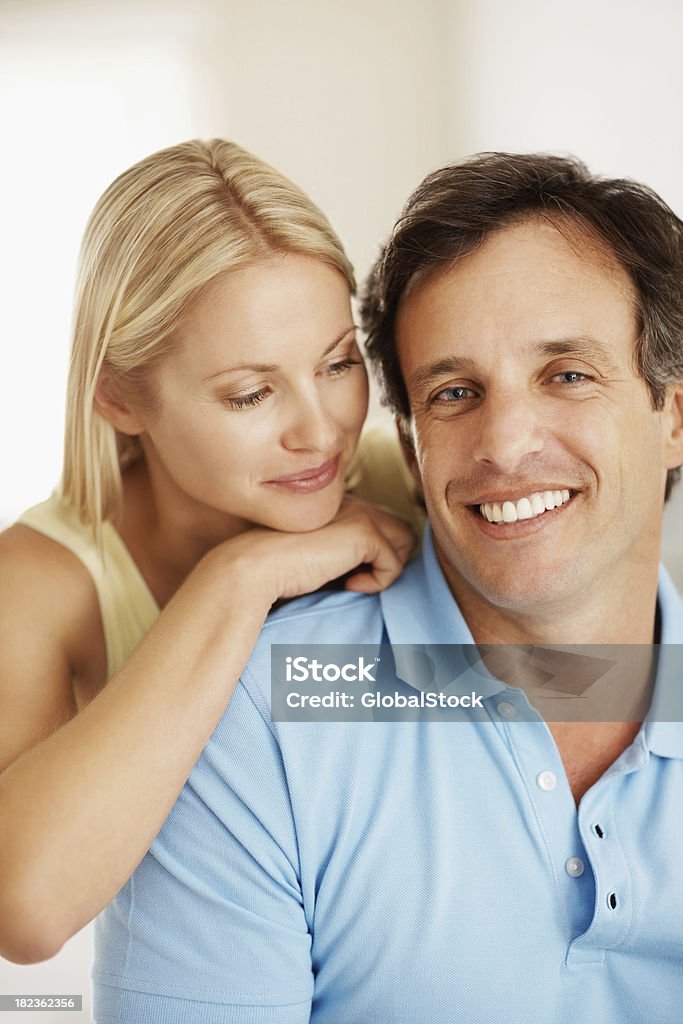 ロマンチックなカップル一緒に笑う - 30-34歳のロイヤリティフリーストックフォト