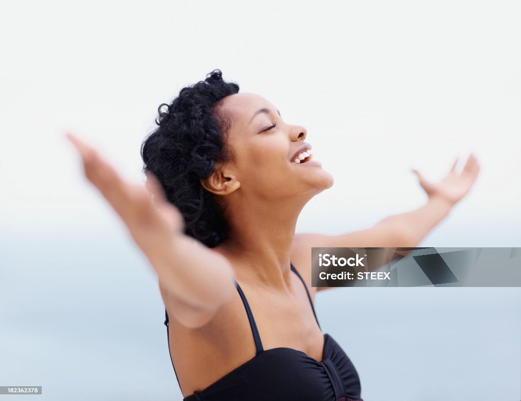 Vitória! jovem feliz com os braços abertos - Foto de stock de 20 Anos royalty-free