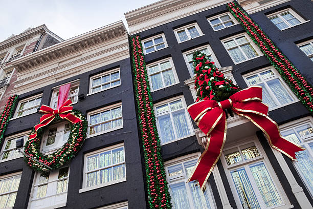 edifícios com decoração de natal (xxl - bow building imagens e fotografias de stock