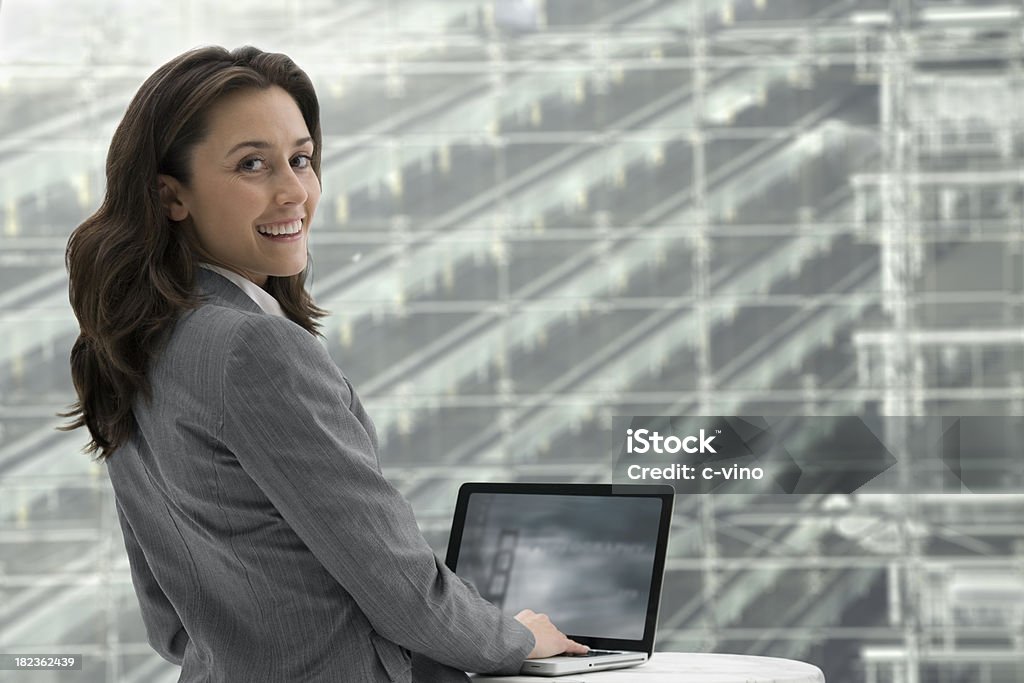 Деловая женщина работает на ноутбуке - Стоковые фото Cпециалист информационных технологий роялти-фри