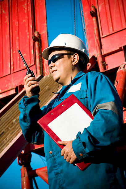 driller direcção na plataforma de perfuração com walkie-talkie - drill red work tool power imagens e fotografias de stock