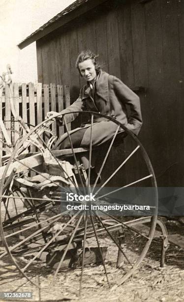 Retro Lady View Ähnlichen Bildern Stockfoto und mehr Bilder von Agrarbetrieb - Agrarbetrieb, 1930, 1930-1939