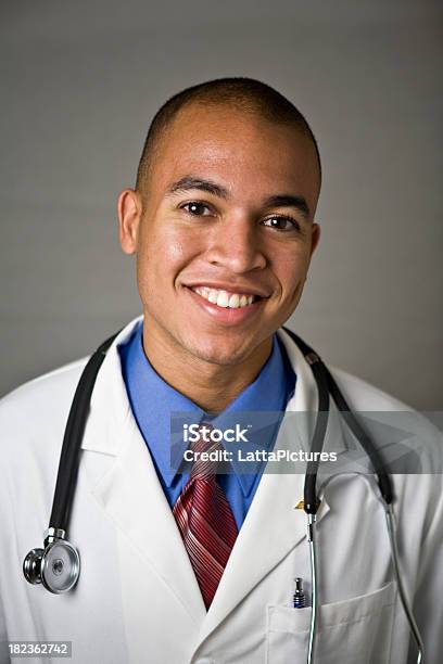 Foto de Retrato De Jovem Médico Masculino Mestiça e mais fotos de stock de 20 Anos - 20 Anos, 30 Anos, Adulto