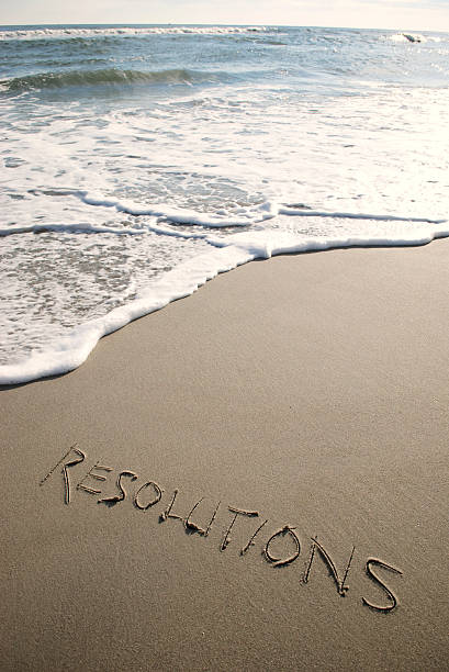 rezolucje wiadomość, napisany w piasku na plaży fali - 2013 beach sand new years eve zdjęcia i obrazy z banku zdjęć