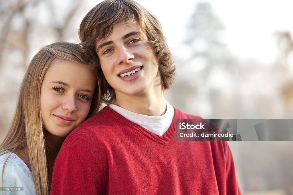 Foto de una pareja joven de pie juntos - Foto de stock de Chica adolescente libre de derechos