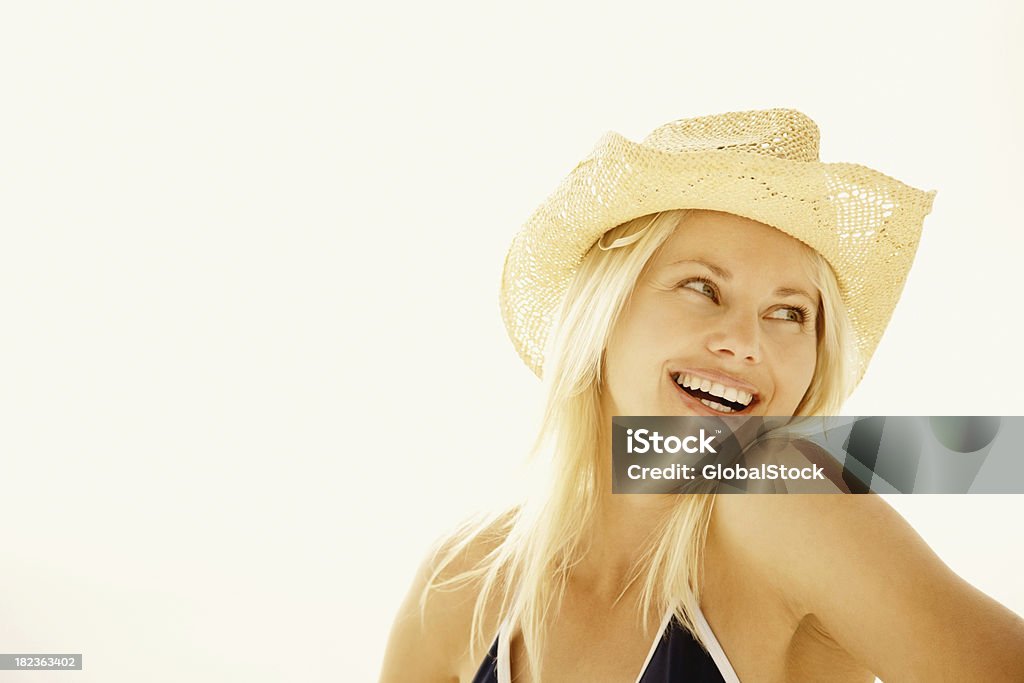 Mujer en bikini en Mirando a otro lado - Foto de stock de 30-39 años libre de derechos