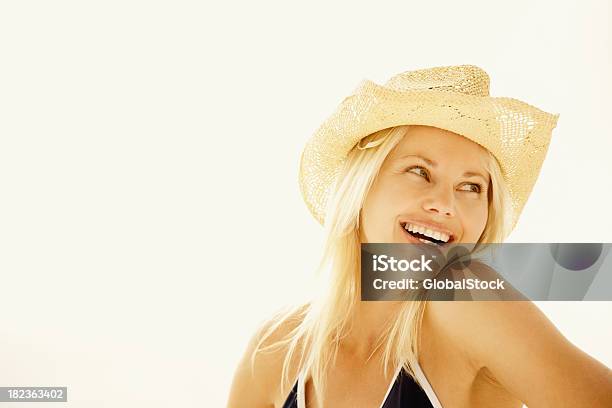 Mujer En Bikini En Mirando A Otro Lado Foto de stock y más banco de imágenes de 30-39 años - 30-39 años, Felicidad, Una sola mujer