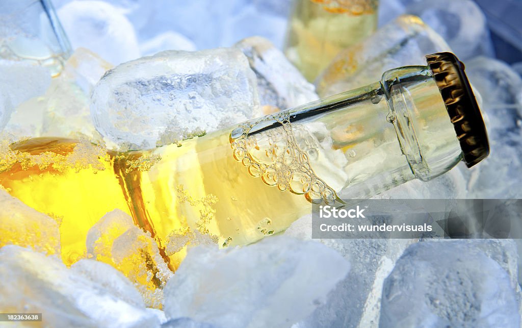 Flasche Bier auf Eis - Lizenzfrei Bier Stock-Foto