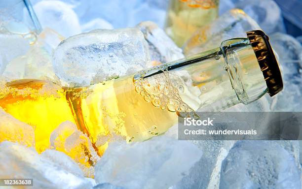 Flasche Bier Auf Eis Stockfoto und mehr Bilder von Bier - Bier, Eis, Kälte