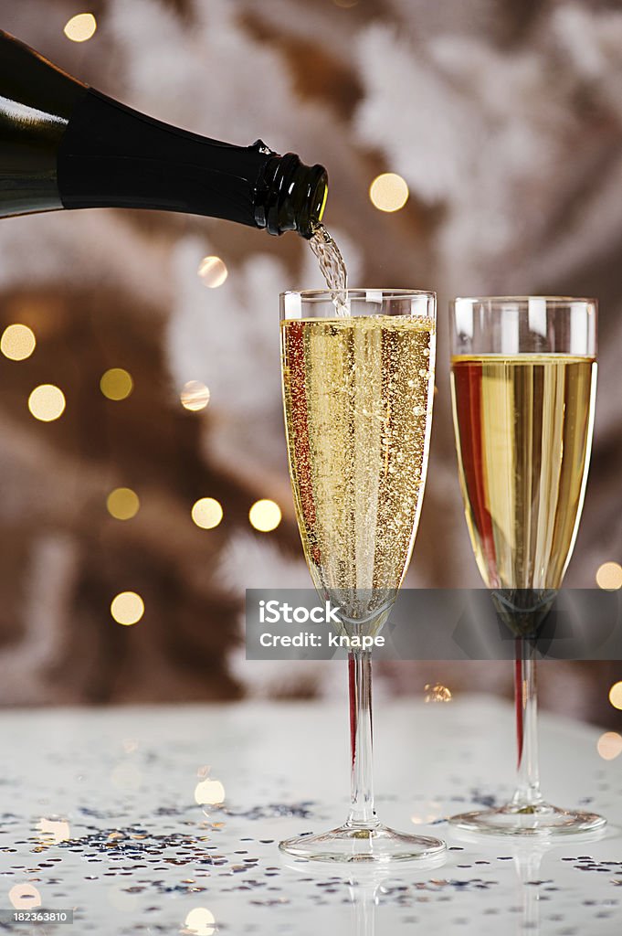 Świętowanie Martwa natura-Nalewać szampana - Zbiór zdjęć royalty-free (Nalewać)