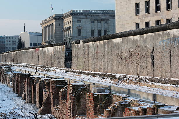 берлинская стена с представила уничтожены здание ii - berlin wall стоковые фото и изображения