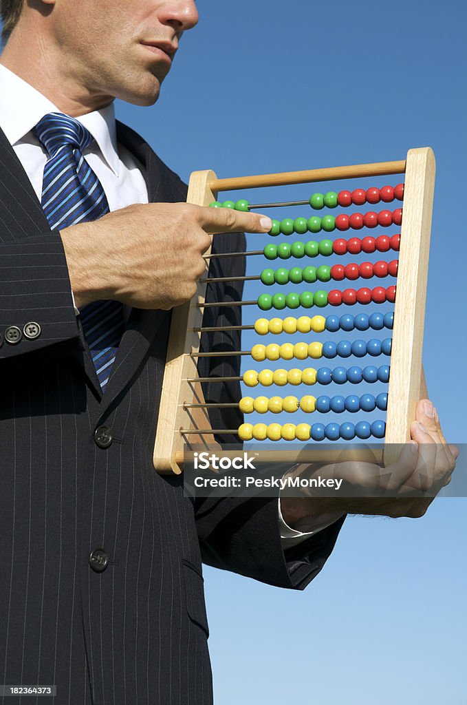 Geschäftsmann zählt mit Abakus-Rechentafel - Lizenzfrei Abakus-Rechentafel Stock-Foto