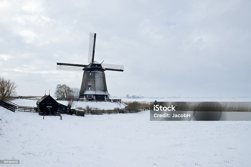 Moinho de vento na neve - Foto de stock de Moinho de vento royalty-free