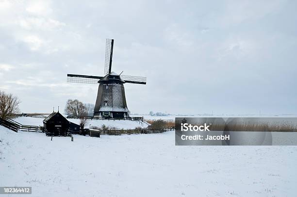 Moinho De Vento Na Neve - Fotografias de stock e mais imagens de Moinho de vento - Moinho de vento, Neve, Países Baixos