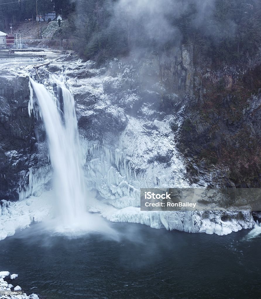 Las cascadas Snoqualmie Falls congeladas Vertcal Panorama - Foto de stock de Acantilado libre de derechos